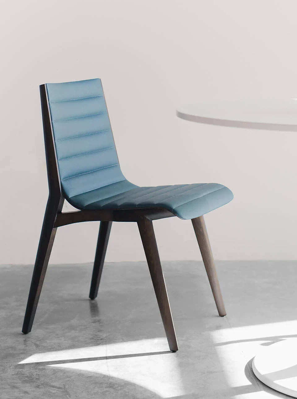 Sleek Office Chair with Ergonomic Design - Image 4